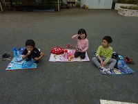 お弁当を食べる4歳児の写真