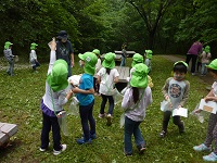 お散歩ビンゴを楽しむ子どもの写真2