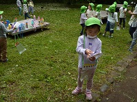 お散歩ビンゴを楽しむ子どもの写真4