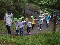 次の場所に移動する子どもの写真