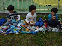 お弁当を食べる子どもの写真1