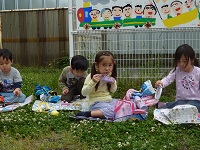 お弁当を食べる子どもの写真2