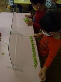 豆を数える子どもの写真