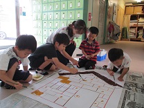 写真：4歳児の色塗り