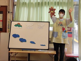 5月生まれのお友だちの誕生会でパネルシアターをしている様子の写真