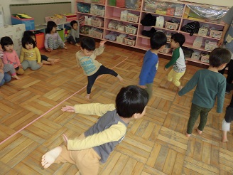 2歳児うさぎ組が室内でリズムあそびを楽しんでいる様子の写真