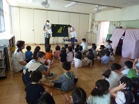 パネルシアターを見る4,5歳児の写真