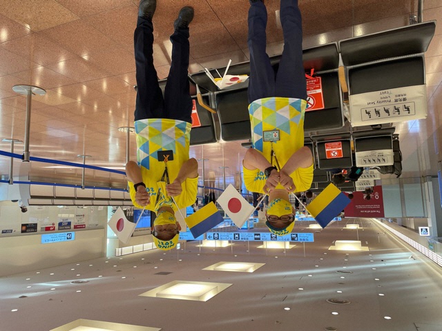 ウクライナ応援ユニフォームを来て出迎える市職員の写真