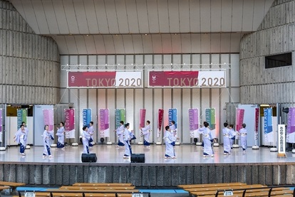 防犯・防災・交通安全音頭(日野市代表 井上敏夫さん、日野市舞踊連盟の皆さん)の写真