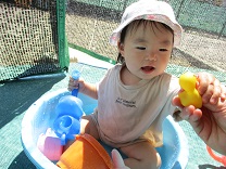 写真：0歳児の水遊び