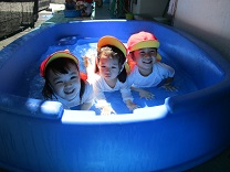 写真：2歳児の水遊び