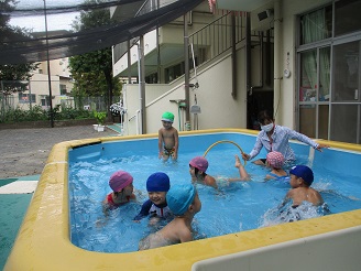 3歳児クラス初めての幼児プールの様子の写真