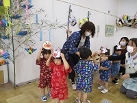 1歳児がお面屋さんへ来た写真です。