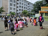 盆踊りをしている写真です。