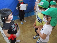 免許をもらう写真です。