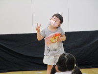 5歳のお友だちが誕生日カード見せている写真です。