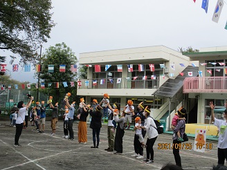 親子競技を楽しむ1歳児りす組の子どもたちの様子の写真