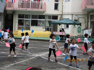 ダンスの途中で隊形を移動する4歳児ぱんだ組の子どもたちの様子の写真