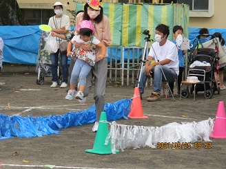 親子競技に参加する2歳児うさぎ組の子どもたちの様子の写真