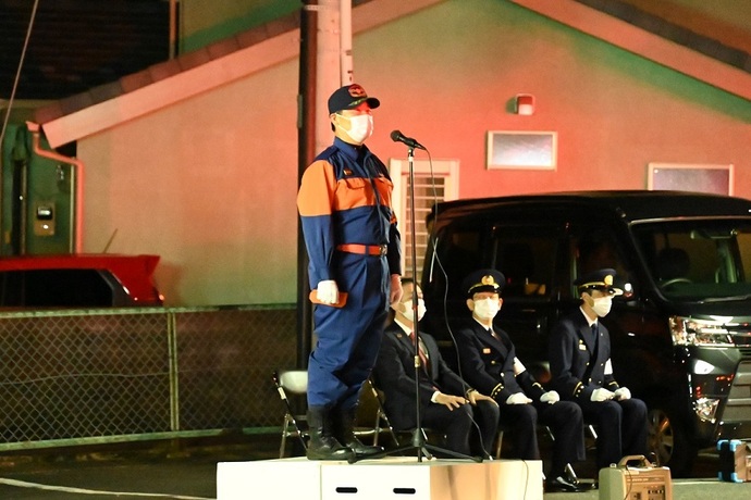 写真:消防団長が激励している様子