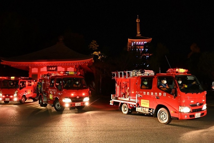 写真:車両が高幡不動尊駐車場から出発している様子