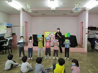 4歳児ぞう組が10月の誕生会で誕生カードをもらった写真