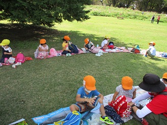 3歳児こあら組がお弁当を食べている様子