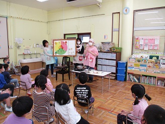 栄養士による芋汁のデモンストレーションの様子の写真