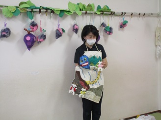 誕生会の職員からの3匹のやぎのがらがらどんのエプロンシアターの様子の写真