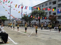 縄ダンスを踊っている写真です