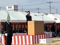 写真:消防団長敬礼時の様子