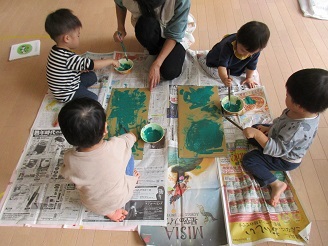 1歳児りす組室内あそびの様子