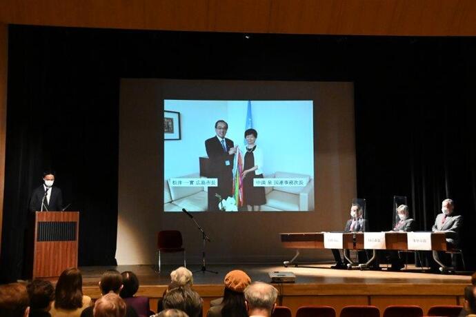 写真:戦争体験アーカイブイベント会場のようす(中満泉さんのビデオを流しているところ)