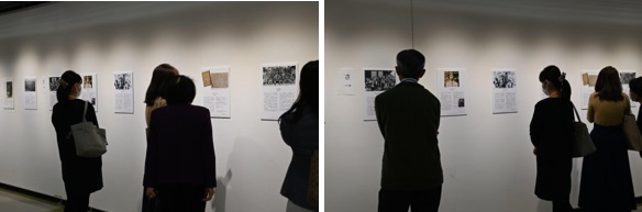 写真:展示と、見ている人たちのようす