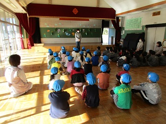 5歳児幼児園学年交流の様子の写真