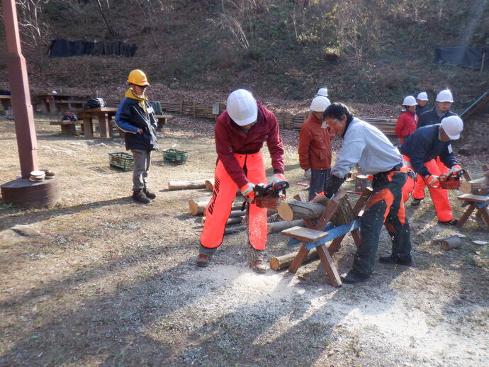 写真：チェーンソー基本操作の様子