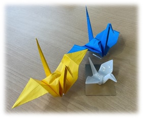 画像(ウクライナカラ―の折り鶴)