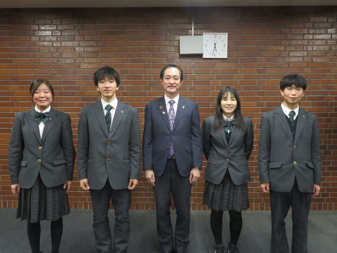 写真:左から高木さん、田宮さん、市長、門間さん、山谷さん