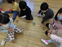 写真:こまをまわしている様子