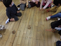 写真:こま回しの様子