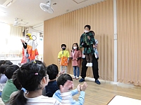 写真:お祝いされている誕生児