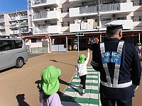 写真:渡り方を練習している様子