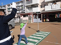 写真:横断歩道の渡り方を練習している様子