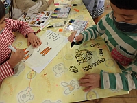 写真:たこを作っている様子