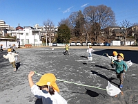 写真:たこあげしている様子