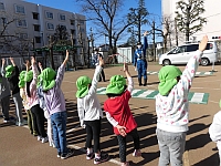 写真:手をあげる練習の様子