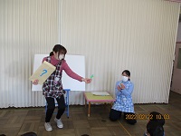 2月の誕生会で手品を演じている写真