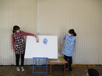 2月の誕生会でパネルシアターを演じている写真