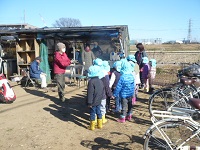 4歳児ぞう組がせせらぎ農園の方の話を聞いている写真