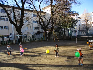 0歳児ひよこ組お正月あそび羽根つきの様子の写真